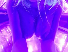 I'm always so horny in the tanning bed ;)