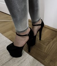 me in leggings & high-heels - wanna lick my feet?