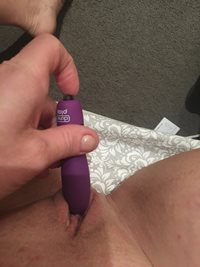 a small cum using her new pencil vibe