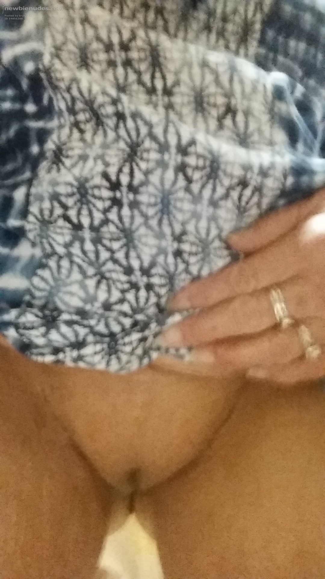 Upskirt mature pussy