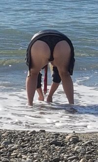 unawares butt pic at the beach, cute isnt it?