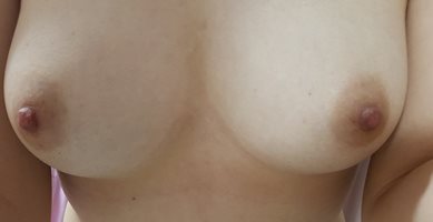 NakedGirl2000 Close boobshot.