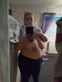 council estate wife is a selfie whore