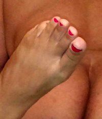 Cover my feet and toes with your thick creamy white cum... please!