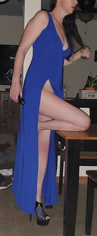 I usually don't wear dresses this long but the conviently high slits still ...