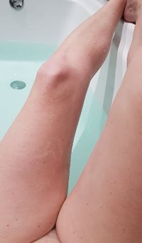 Mayday’s bath time - such sexy legs