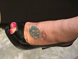 Who lives pink toes in heels?