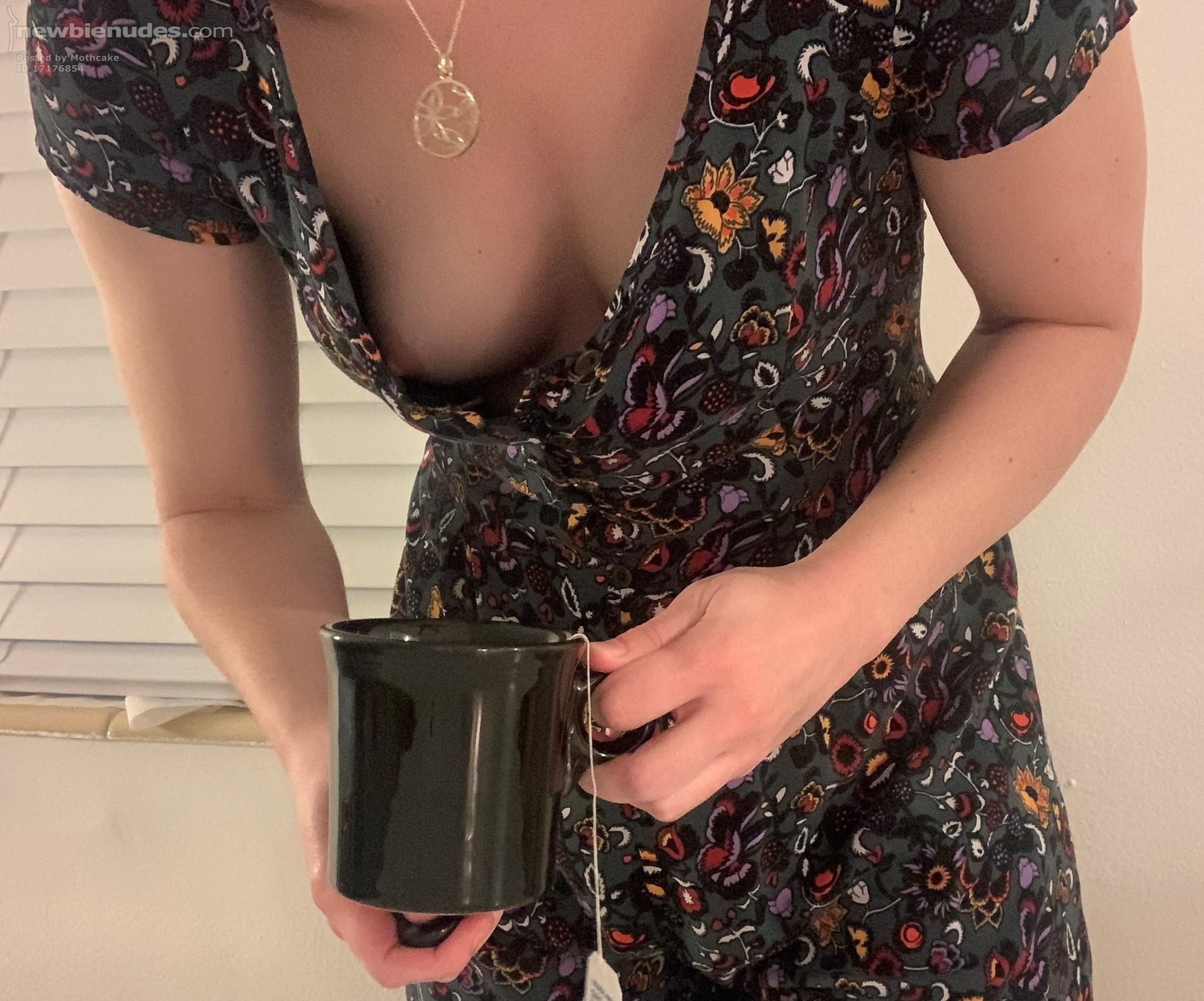 PoV: I'm the new waitress at your favorite cafe and you sneak a peek 😜