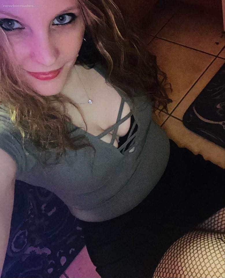 Who wants me on my knees looking up at them smiling and licking?