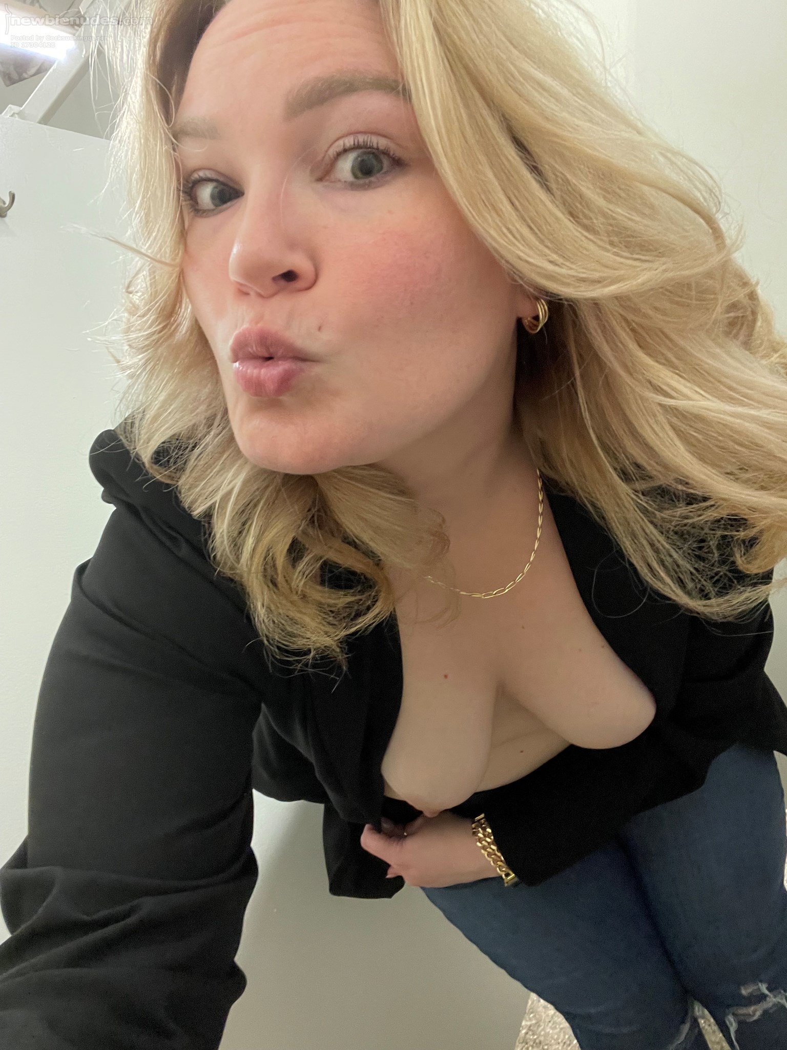 Wished my tits were slapping around as I’m getting fucked hard in my asshole 🤩