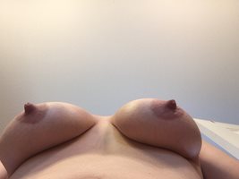 What an amazing view from under her natural tits, so hot her nipple look so...
