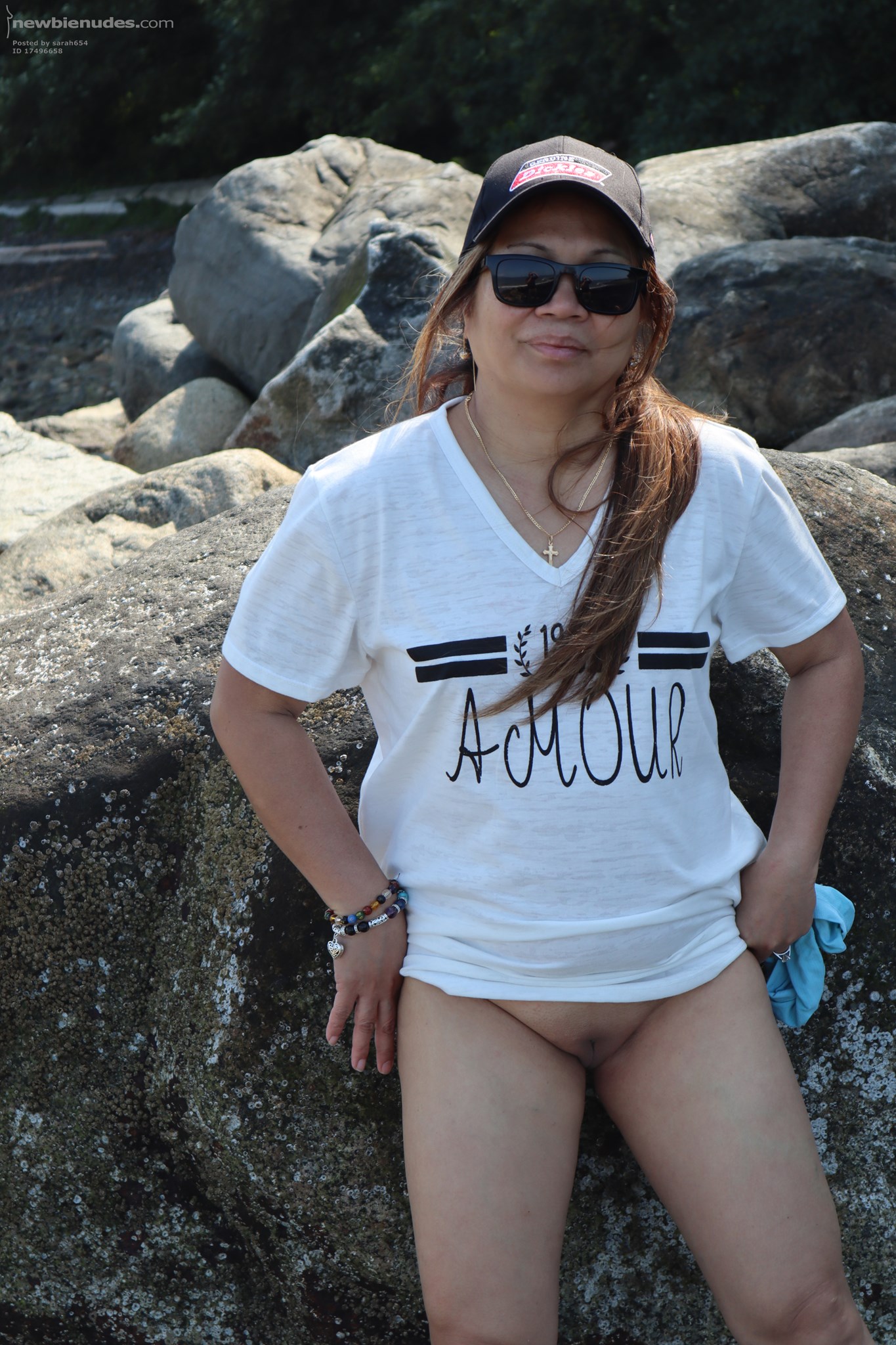 Pussy flash at the beach!