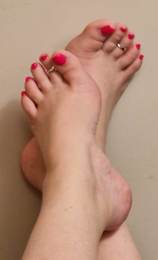 Who likes my new toe rings and freshly painted toes x