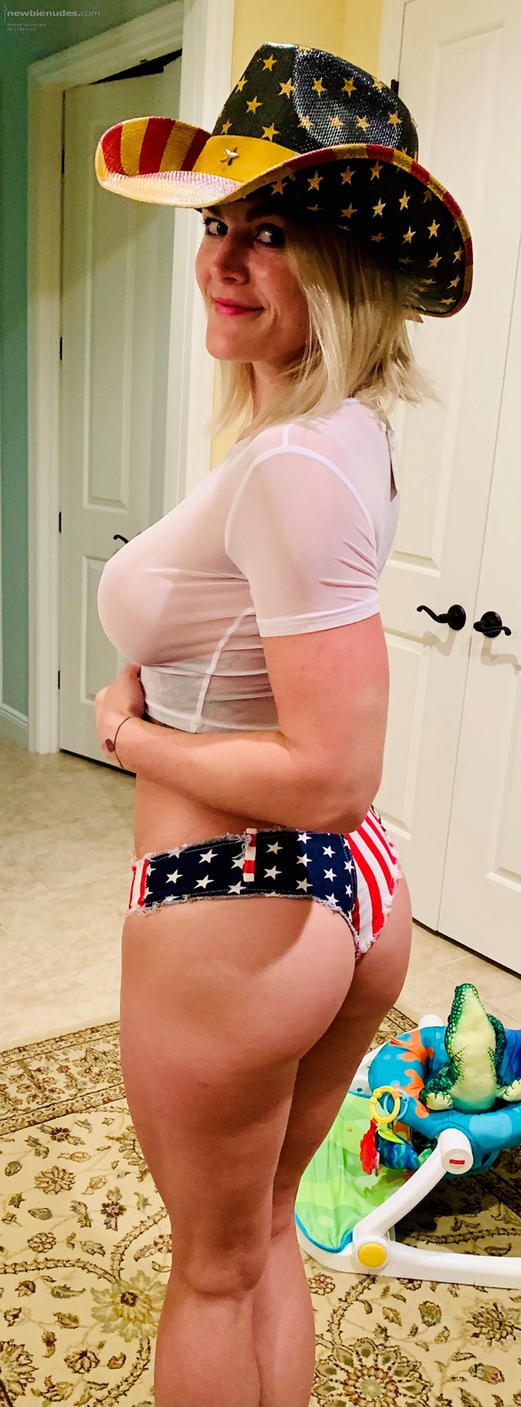 LexiKat, the MILF Goddess, heads out for Memorial Day lunch