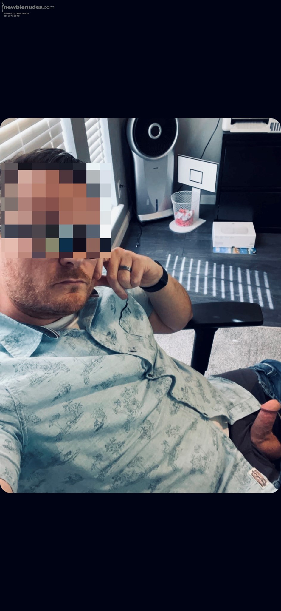 Done with work early. Let’s post some nudes!