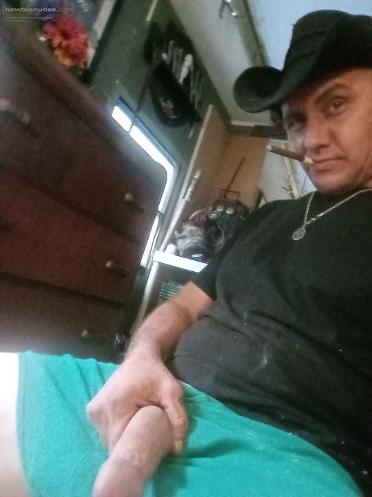 Unused and driving me wild . There has to be some fun female willing to drain me ..   never found a hole i couldnt handle . Yee haaaahahaha