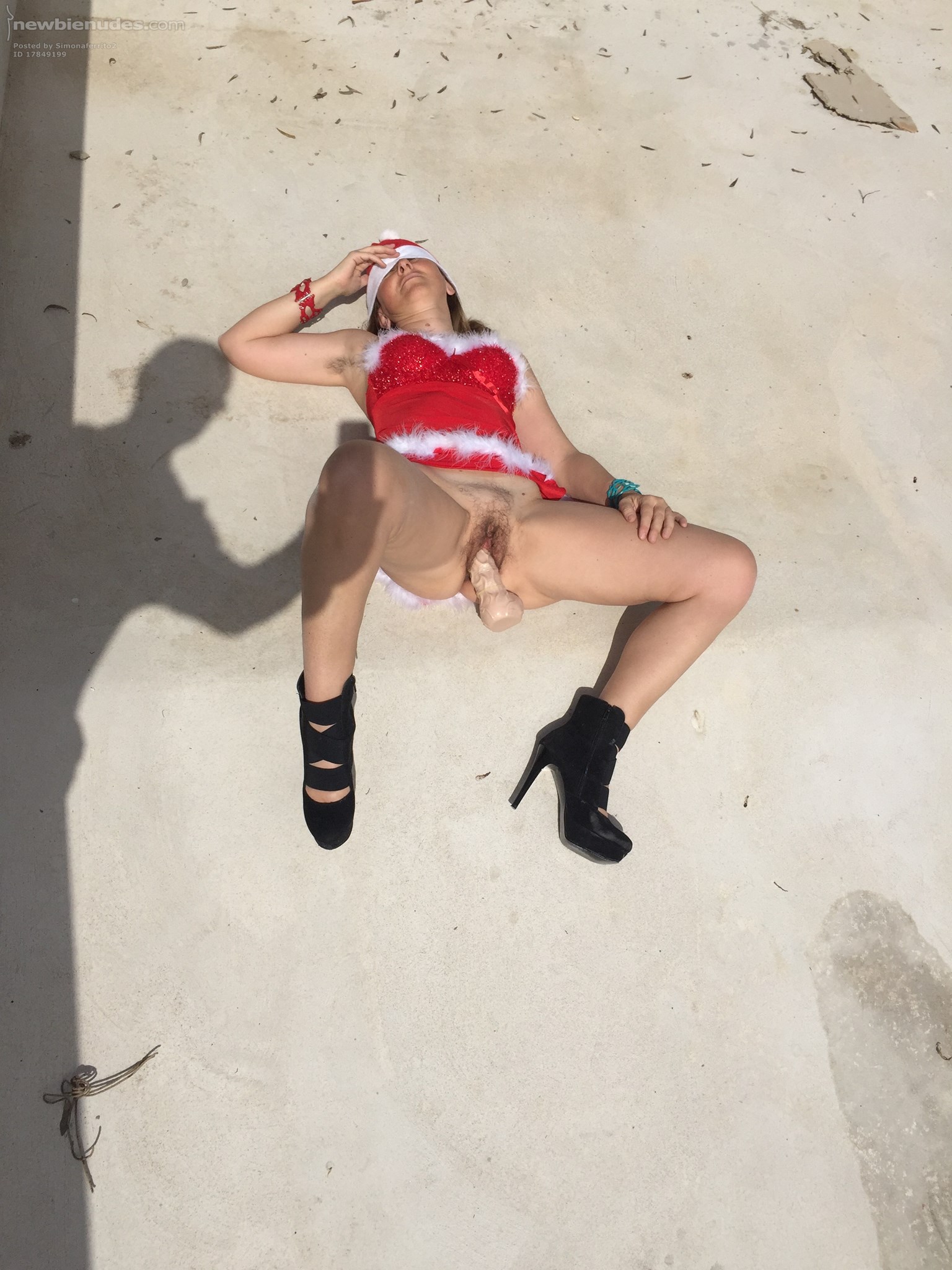 Simonaferrito ubriaca con un dildo nella fica fuori dalla discoteca