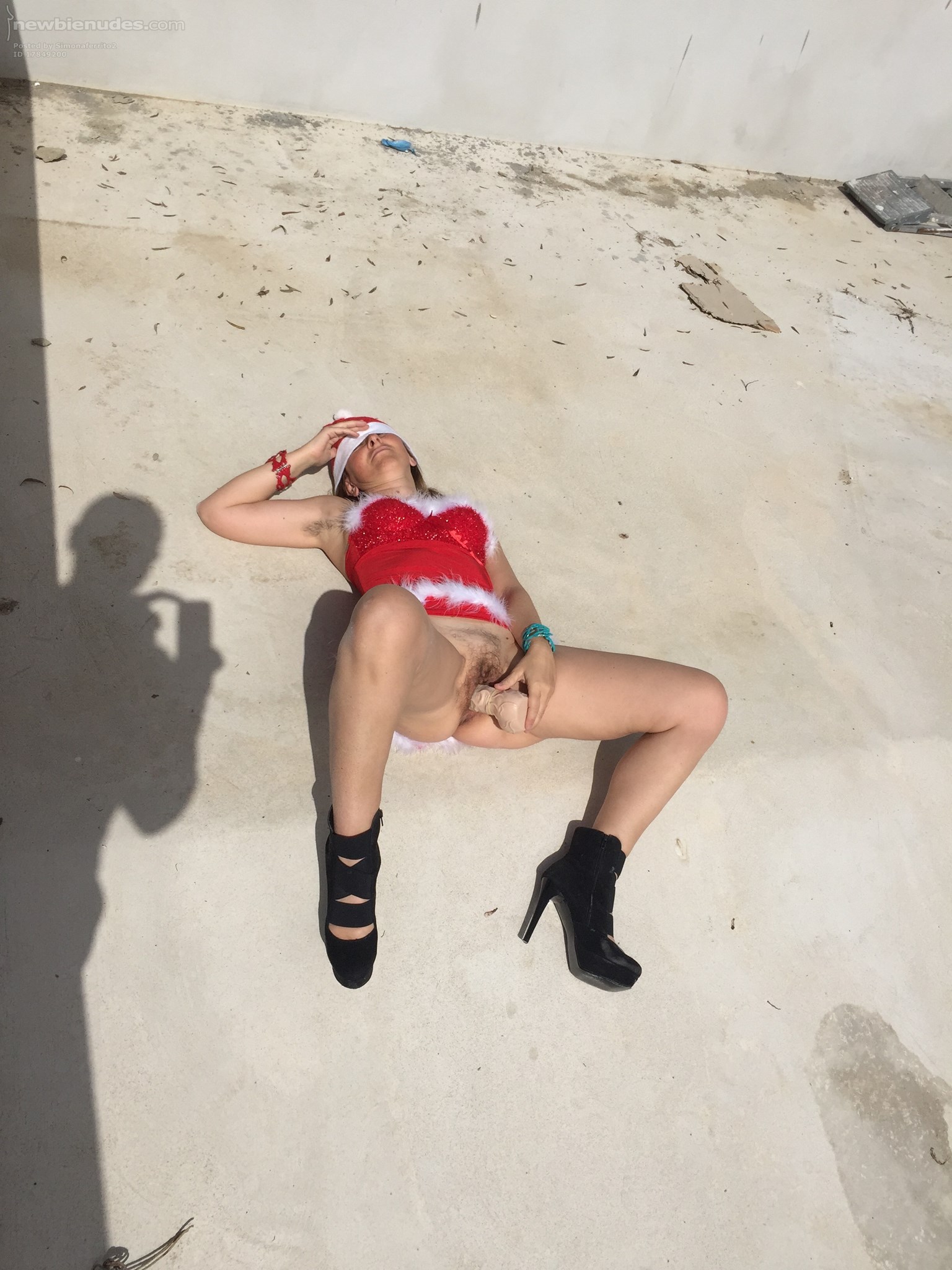 Simonaferrito ubriaca con un dildo nella fica fuori dalla discoteca