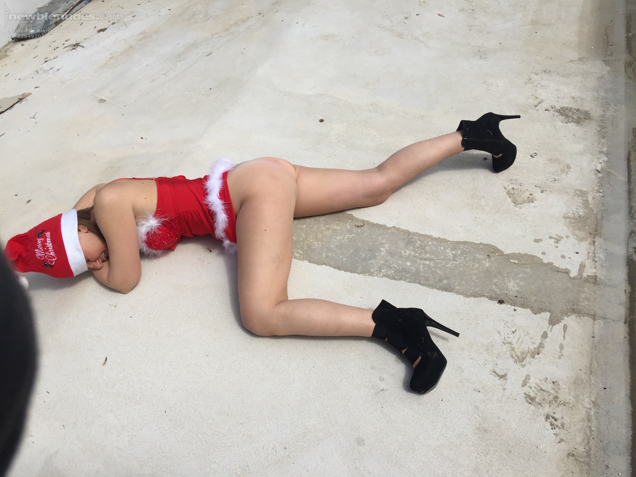 Simonaferrito ubriaca squirta per terra fuori dalla discoteca dopo essersi ...