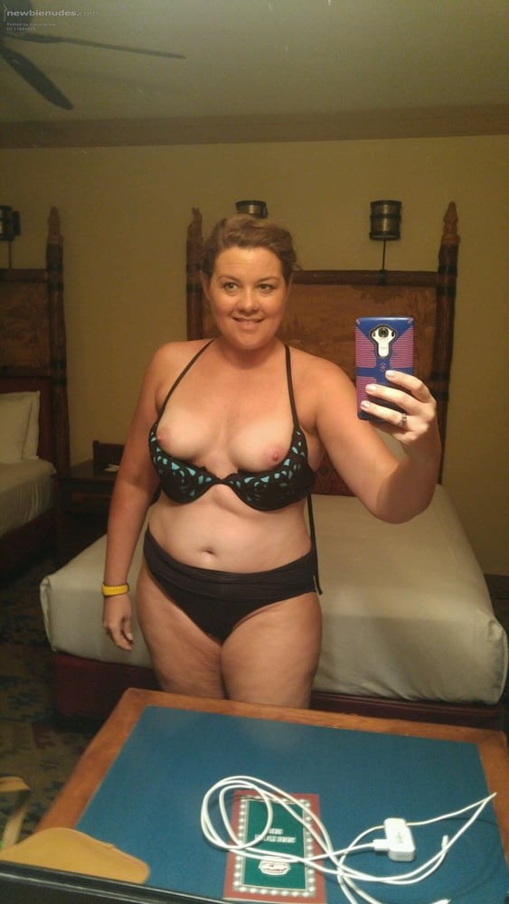 Going down to the hotel pool 😋