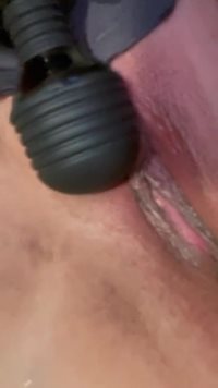 Anybody want to cum fill my shaved pussy ?