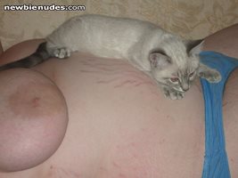 My Girlfriend with her pussy. She is really self conscious so please commen...