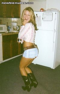 look at that girl wit dem daisy duke's on!!!