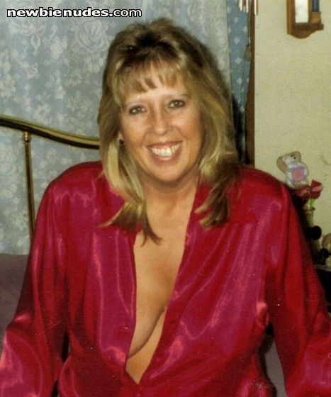 Just a horny older woman that loves to fuck !   Am I A MILF ? I don't know --- What do you think ?