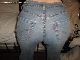 who likes a girl in nice tight levi's?