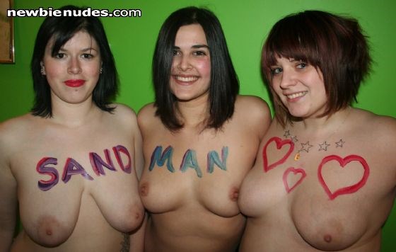 Moisha, Rayen and Skye.pe hand deliver a six pack :þ