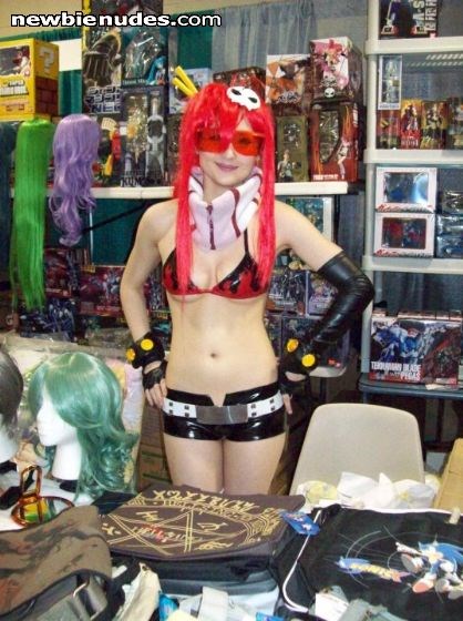 Damn i wanted to throw her over that table and do her.