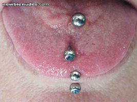 who would like to feel my double pierced tongue on their clit or dick?