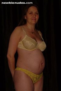 27 weeks pregnant, getting bigger :D