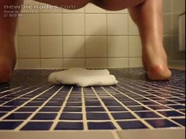 Helena show her butt while pee on towel