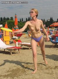 ma femme, topless, joue au frisbee en public!