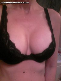 MILF Wife....Taking a self pic,showing what she has...comments welcum...