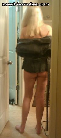 MILF Wife...showing her new leather....comments welcum..