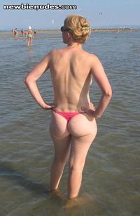 Topless thong on the public beach: back!  String topless sur une plage publ...