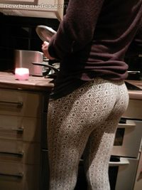 It's cold now so she's wearing leggings, doesn't she look sexy on those?
