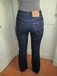 ok she's not topless but she has a lovely arse in levis : )