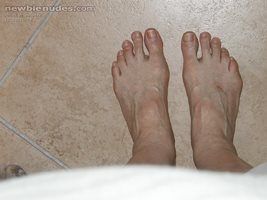 Dee's beautiful and suckable toes.  Yum -- I need a foot job!