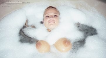 gf natural tits in bath